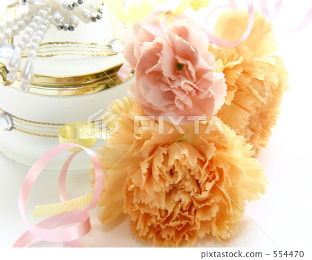 Flowers in jewelry box 554470