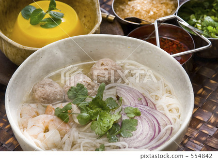Thai-style rice noodle with meat dumplings and mango pudding 554842