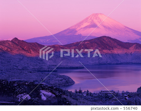 日出時的富士山 556740