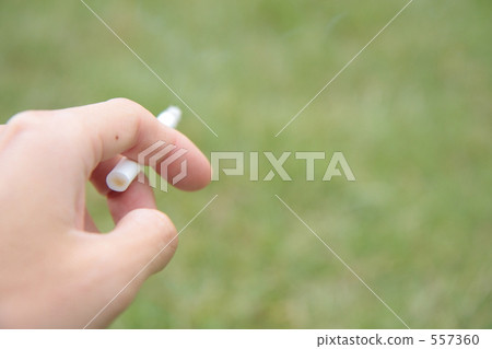 男人的手用香煙 男人的手用香煙 557360