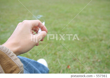 Men's hand with cigarettes Men's hand with cigarettes 557361