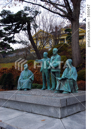 走在函館附近·四尊雕像 560047