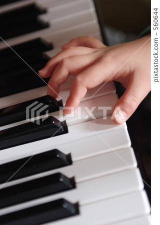 孩子們彈鋼琴 560644