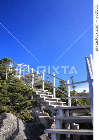 Blue sky and mountain path 562331