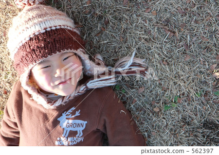A child lying in a park in winter A child lying in a park in winter 562397