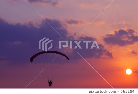 Dancing in the vast sky Dancing in the vast sky 563184