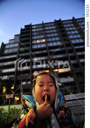 snack! (Children wearing ginger cookies) 563235