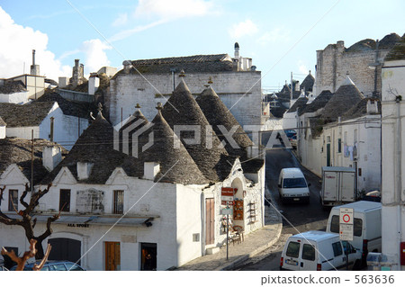 The streets of Alberobello 563636