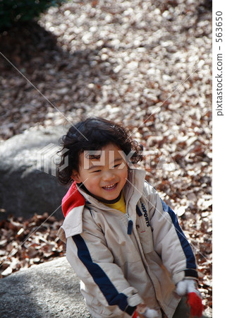 在冬天嘲笑公園的孩子們 563650