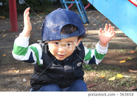 Child wearing adult hat Child wearing adult hat 563658