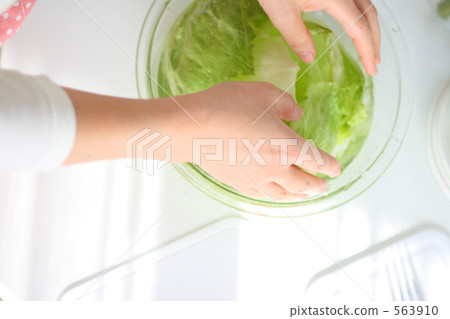 Housekeeping scenes of kitchen salad dishes Housekeeping scenes of kitchen salad dishes 563910