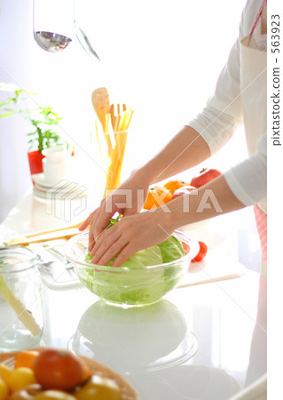 Female hands to cook kitchen cooking vegetables 10 563923