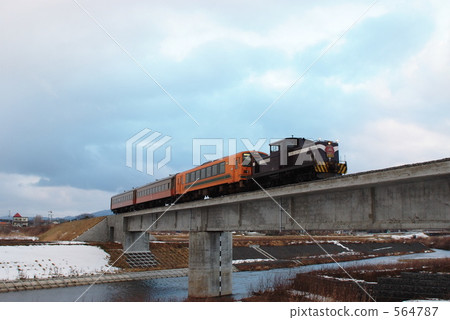 穿過具體橋樑的火爐火車 564787