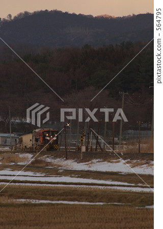 在Tonodata車站的火車火車 在Tonodata車站的火車火車 564795