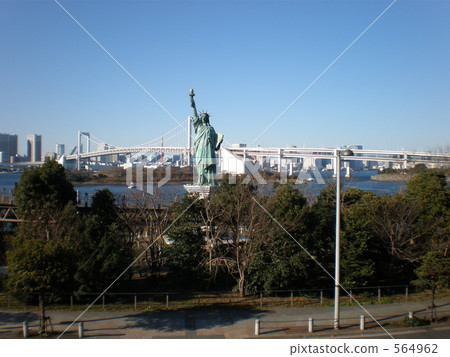 Statue of Liberty in Odaiba and Rainbow Bridge 564962