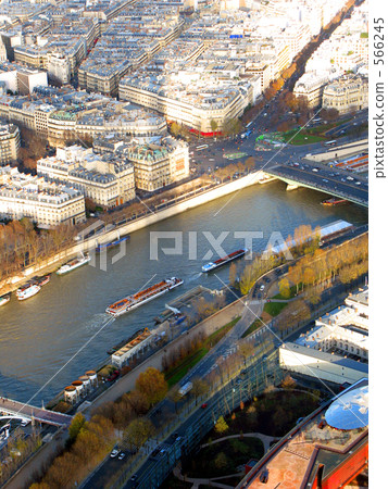 從艾菲爾鐵塔看見的塞納河阿爾瑪橋樑 從艾菲爾鐵塔看見的塞納河阿爾瑪橋樑 566245