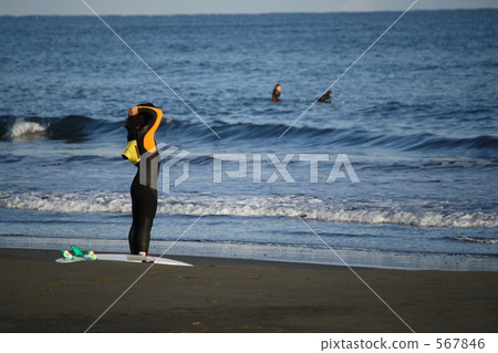 People waiting for the wave 1 567846