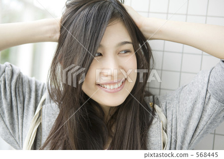 Young female, she, 20 568445