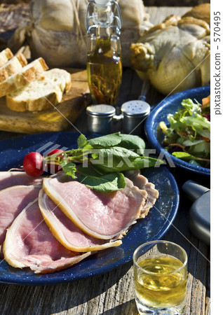 A table with ham 570495