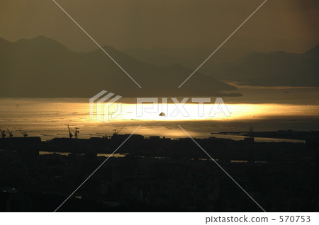 surface of the sea, rift between clouds, sunlight 570753