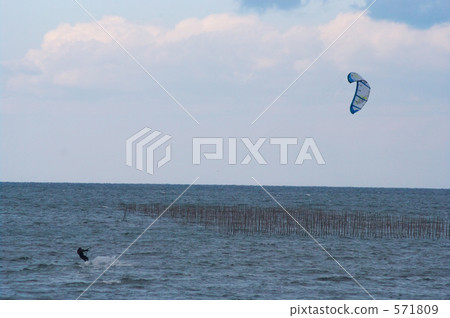 Midwinter kite surfing 571809