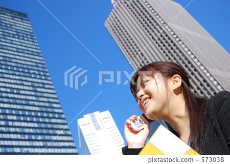 女商人談話與微笑 573038