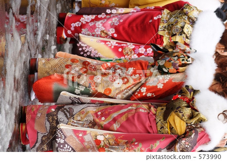 三個穿著和服的人 573990