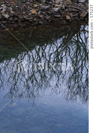 發現在水邊 發現在水邊 575237