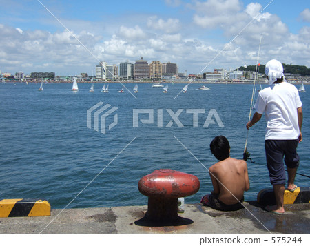 孩子們在碼頭釣魚 孩子們在碼頭釣魚 575244