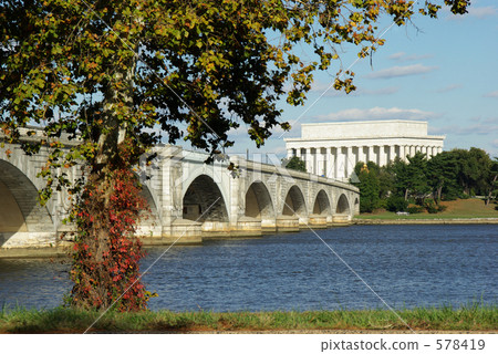 Lincoln Memorial and the Arlington Memorial Bridge 578419