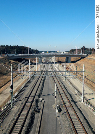 藍天和軌道和天橋 578839