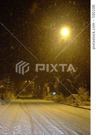 Snowy city streets 580106