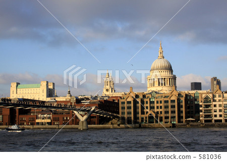 The River Thames and St. Paul's Cathedral 581036