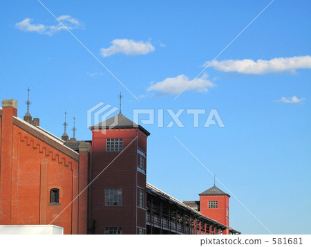 The shade of the Yokohama Red Brick Warehouse and the blue sky The shade of the Yokohama Red Brick Warehouse and the blue sky 581681