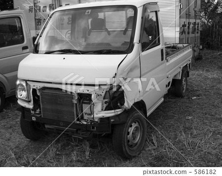 broken-down cars, car in an accident, lightweight truck 586182