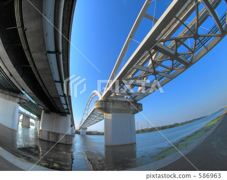在橋樑和橋樑之間 586963