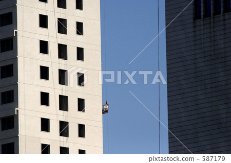 People cleaning walls of skyscrapers 587179