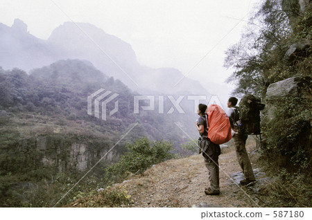 兩名男子和女子在攀爬時休息 587180