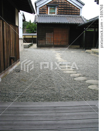A stepping stone following the warehouse 589768