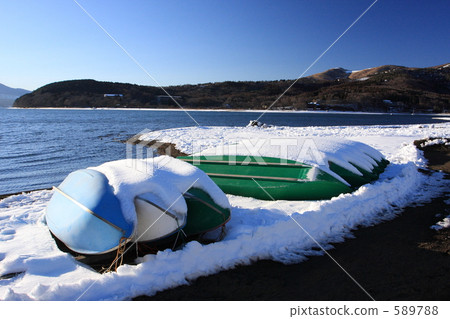 Lake Yamanaka in winter 589788