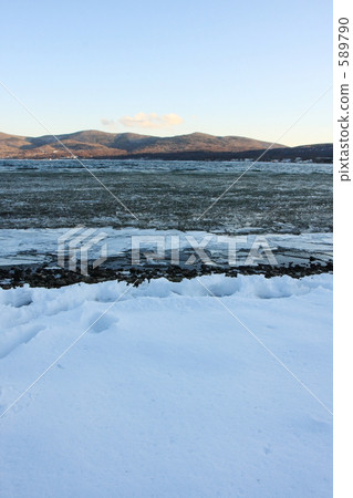 Lake Yamanaka in the snow Lake Yamanaka in the snow 589790