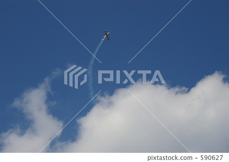 Acrobat flight by small aircraft (2) 590627