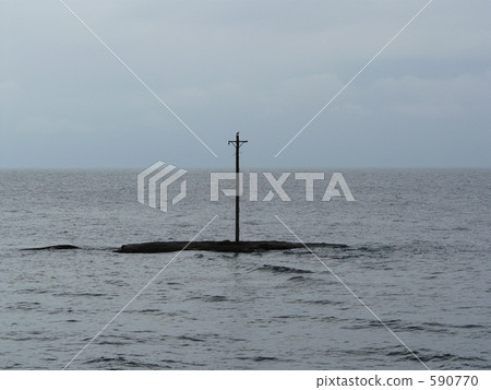 Telegraph standing on the sea 590770