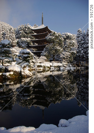 Snow scenery of the 5-storied pagoda of Rurikoji Temple on the surface of the water 591726