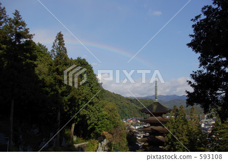 彩虹在執政的光明寺五層寶塔 593108