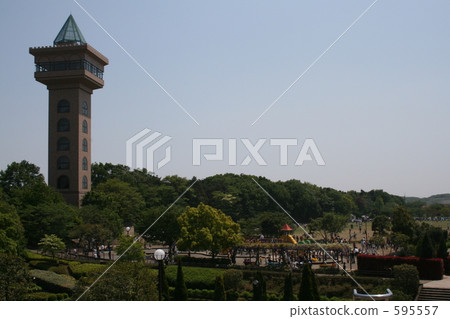 在戈馬庭院的綠色塔在一個晴天 595557