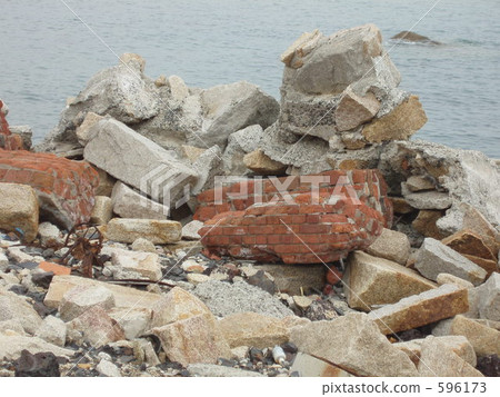 rubble, industrial waste, unlawful dumping 596173