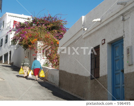 A European couple going up a slope 596495