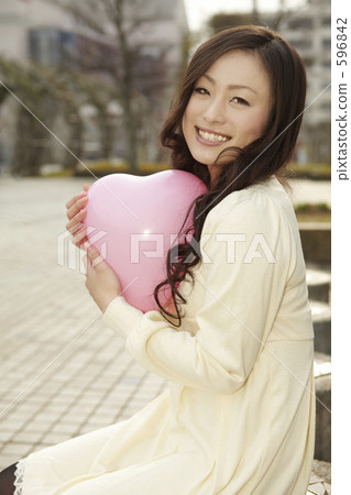 微笑與心臟氣球微笑的婦女 596842
