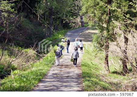 人們走在山路上 597067